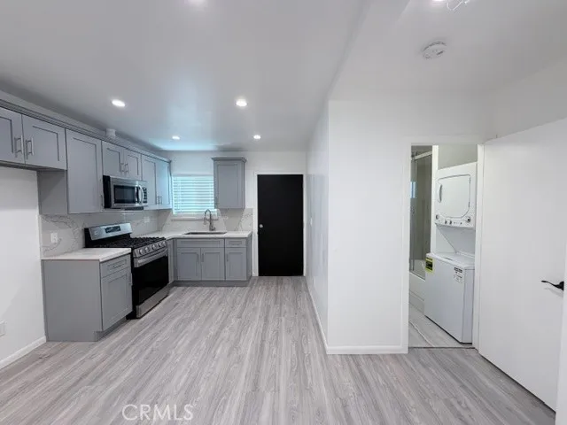 6827 Radford, North Hollywood, California 91605