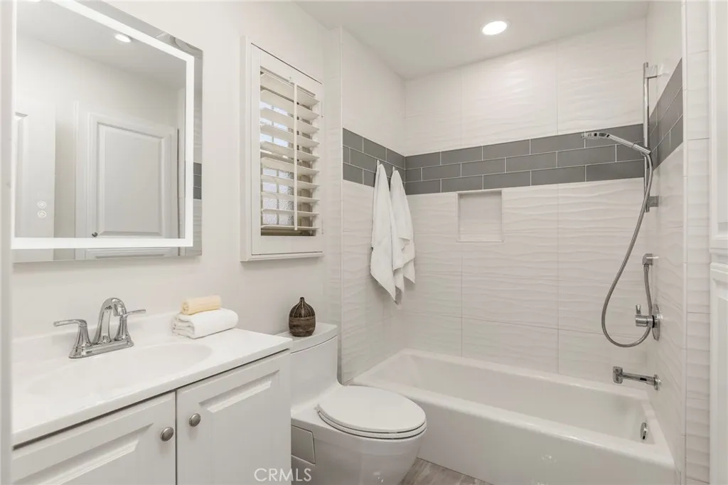Guest Bathroom
Tiled Bath Walls