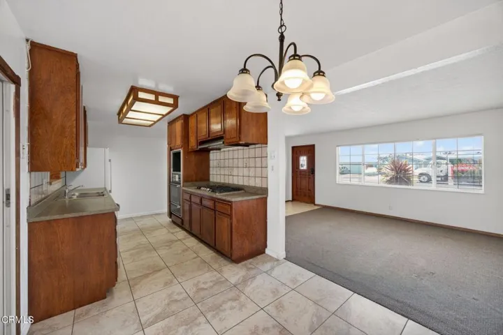 12-web-or-mls-UpmarketMedia-1566N7th-034