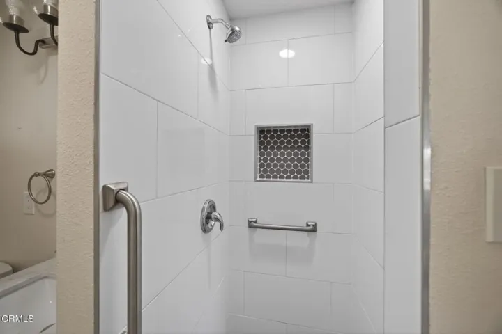 22-web-or-mls-UpmarketMedia-1566N7th-099