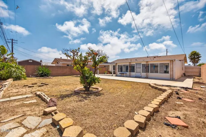35-web-or-mls-UpmarketMedia-1566N7th-073