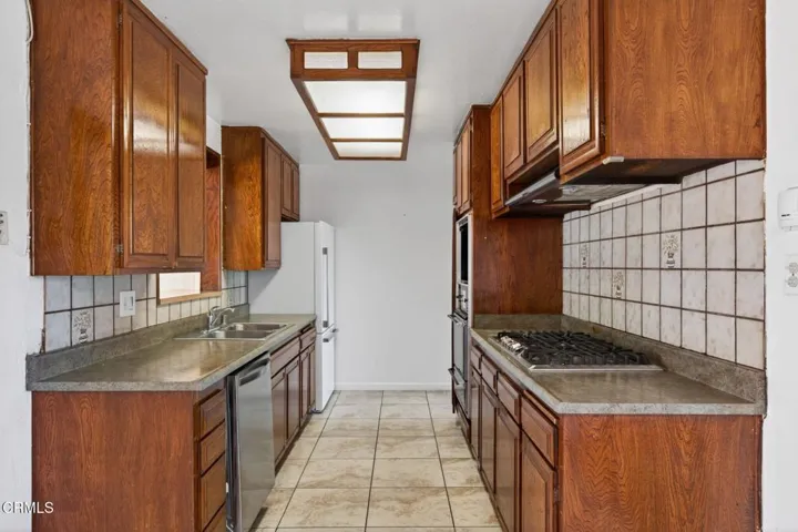 15-web-or-mls-UpmarketMedia-1566N7th-044