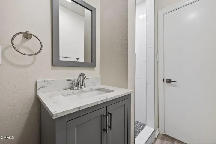 21-web-or-mls-UpmarketMedia-1566N7th-094