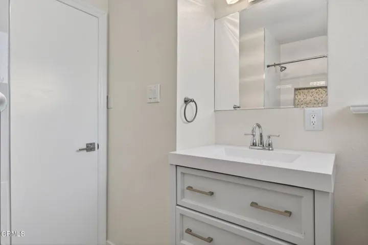 24-web-or-mls-UpmarketMedia-1566N7th-103