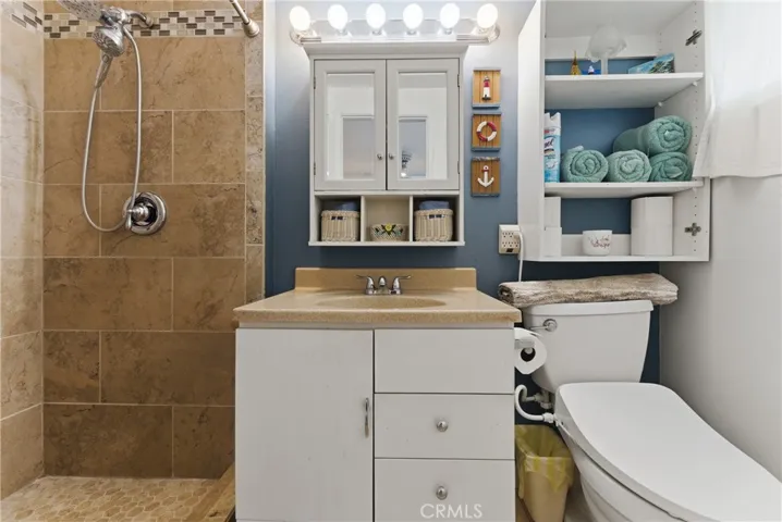 Master Bathroom w/walk in shower