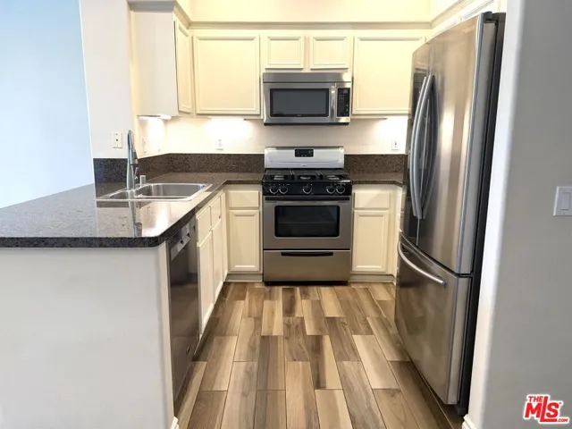Open Kitchen w/ Granite counte