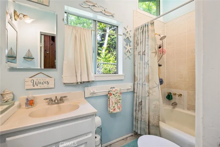 Full bath at 13886 Hazel Drive