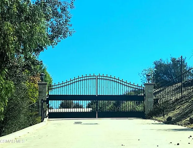 Private Gate - Shared with neighbor