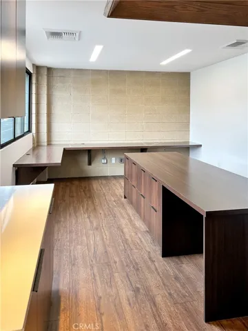 Main area with views of the mountains