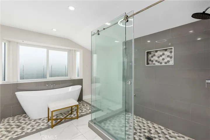 Large tub to soak in!