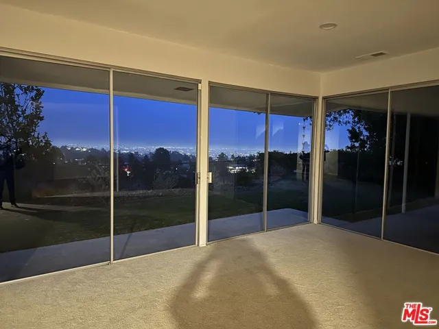 1212 Roberto Lane, Los Angeles, California 90077