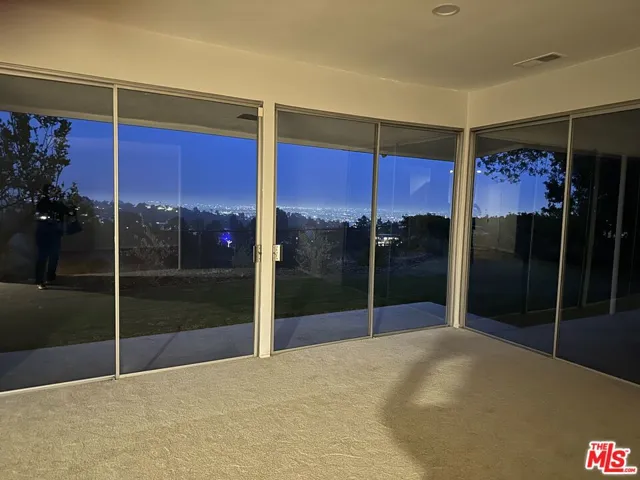 1212 Roberto Lane, Los Angeles, California 90077