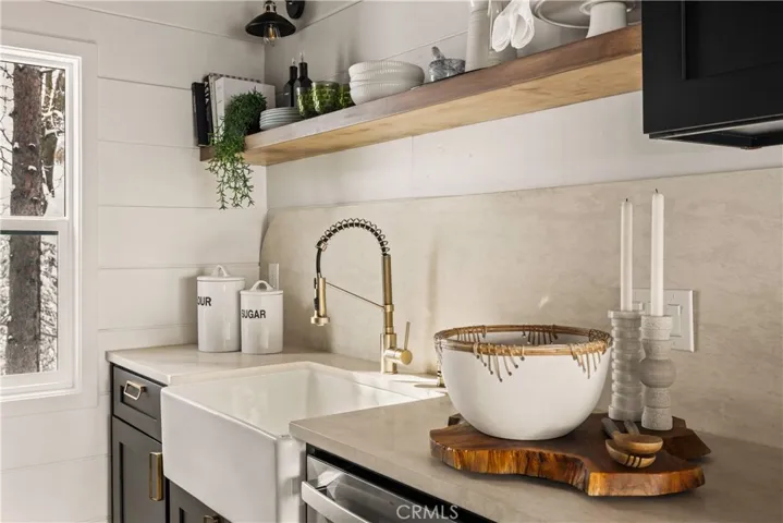 Hosting your friends and family in this kitchen..