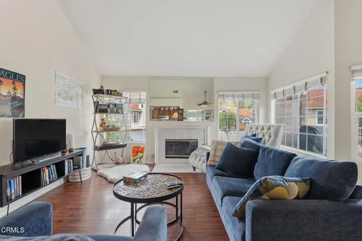 1-web-or-mls-02-Living Room