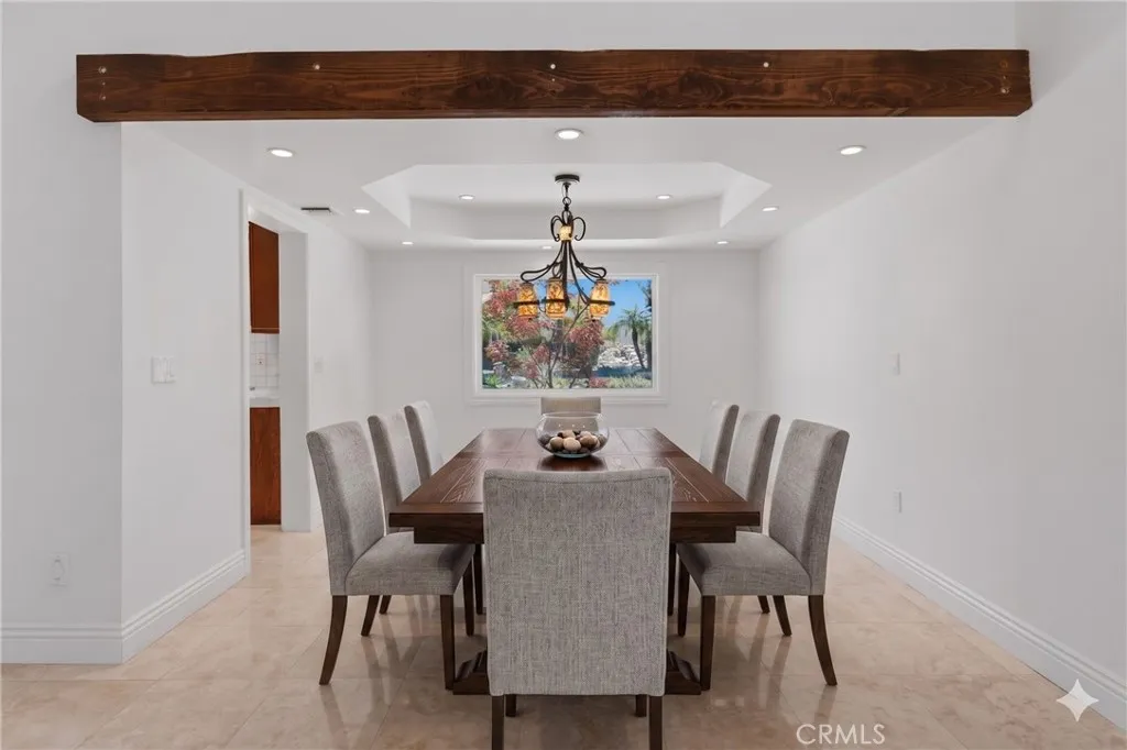Virtual staged dining room