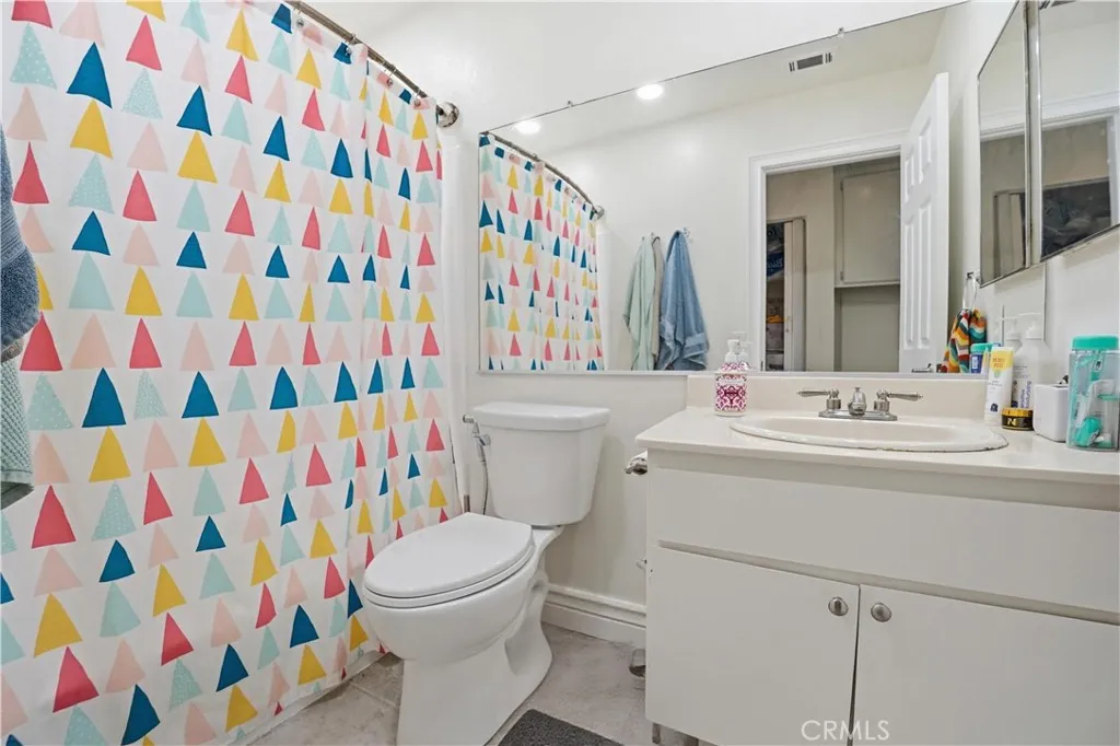 Upstairs shared full bathroom.