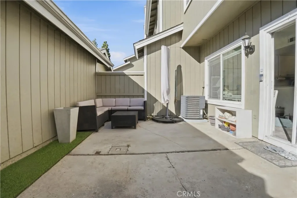 Come and take a look at 48 Monroe, a wonderful 3 bedroom condo in Irvine!