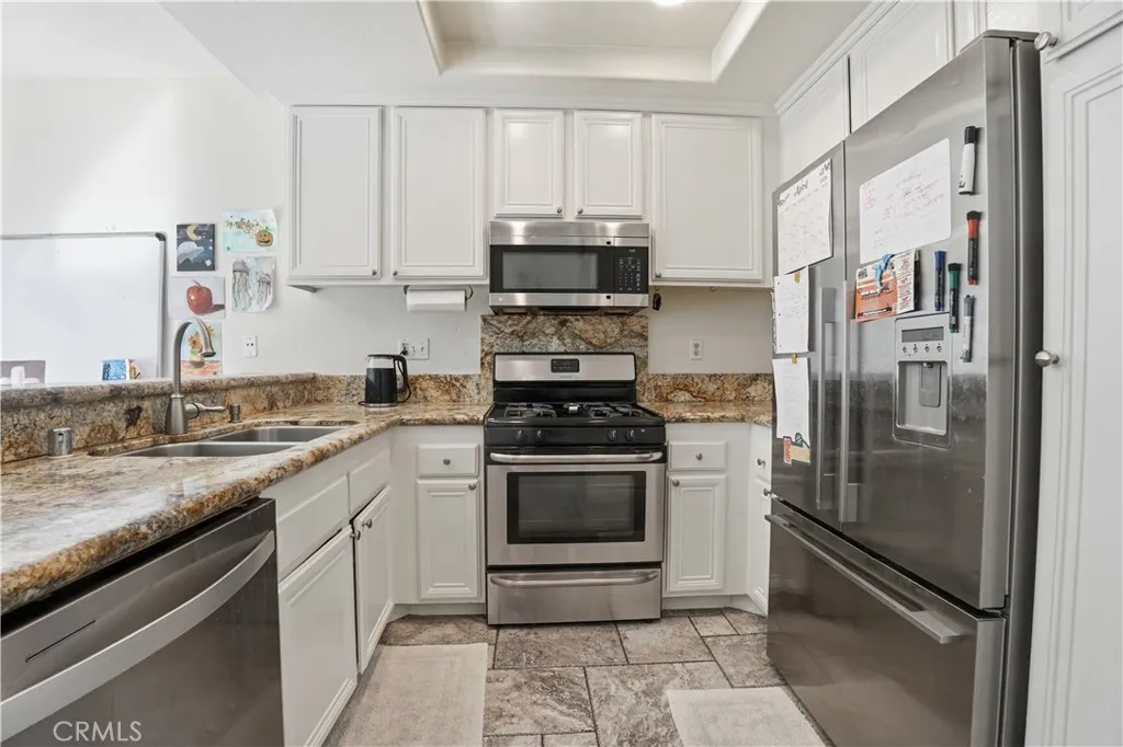 Food! Love this kitchen.