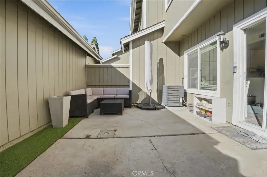 Come and take a look at 48 Monroe, a wonderful 3 bedroom condo in Irvine!
