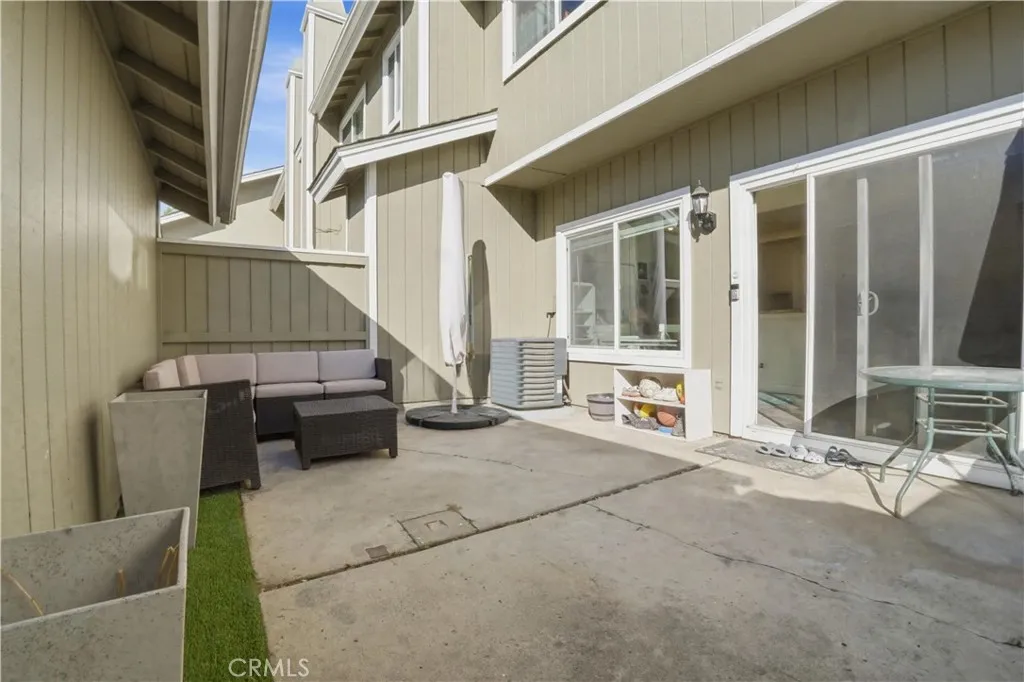 Come and take a look at 48 Monroe, a wonderful 3 bedroom condo in Irvine!