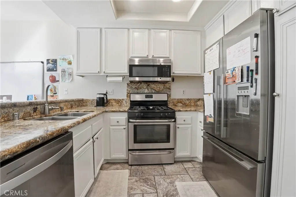 Food! Love this kitchen.