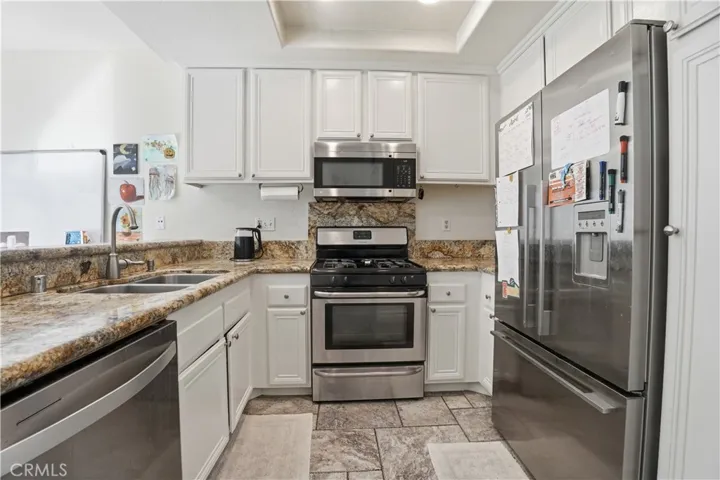 Food! Love this kitchen.
