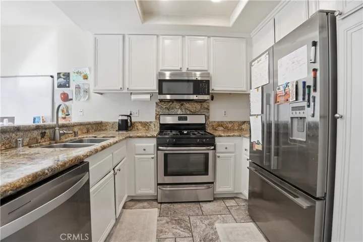 Food! Love this kitchen.