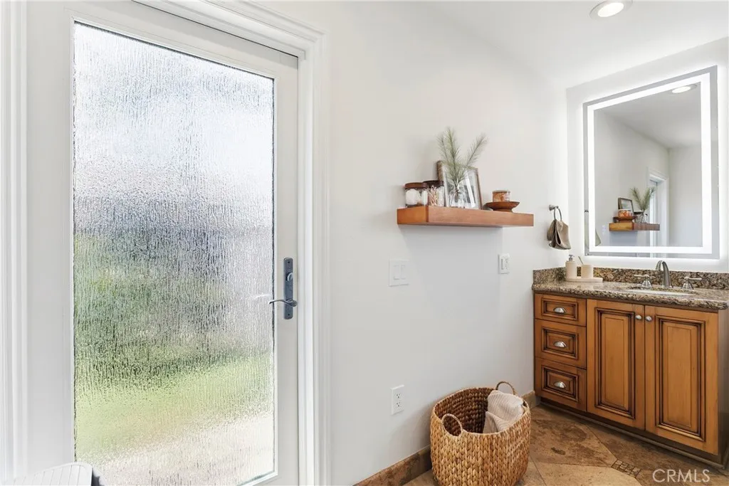 Primary bath door to backyward