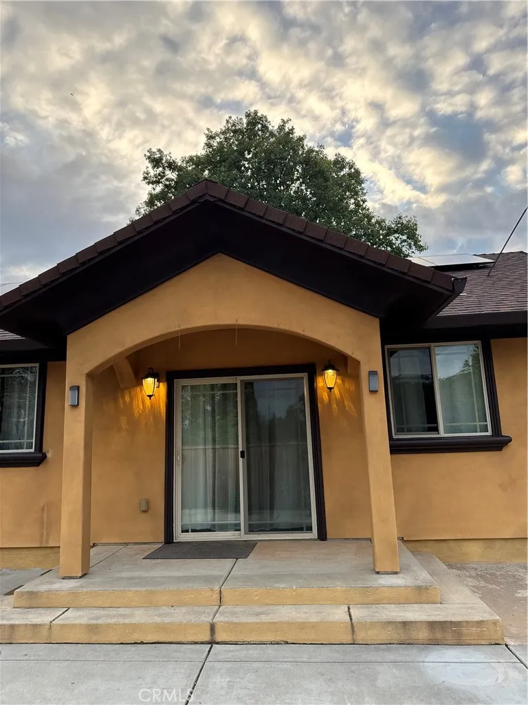 Entry way to kitchen/dining area