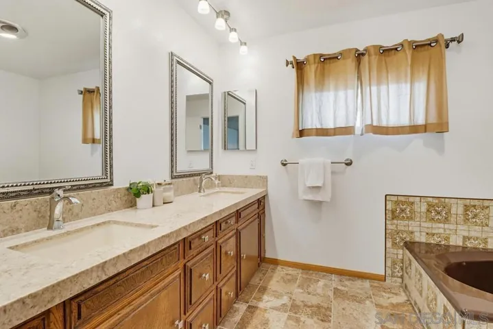 En-suite primary bath!