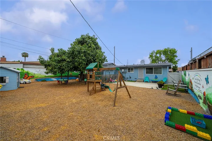 Huge Backyard, extremely well manicured