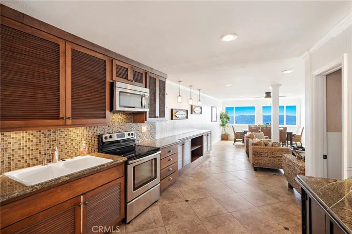 COMMUNITY "SEAVIEW ROOM' LOCATED ON SEAWALL.  AVAILABLE FOR RESIDENTS AND GUESTS ON A RESERVATION BASIS.