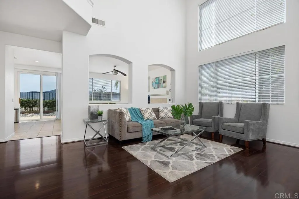 Vailted 18 foot high ceilings!