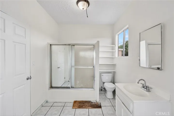 Bathroom to rear unit