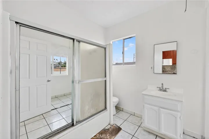 Bathroom to rear unit