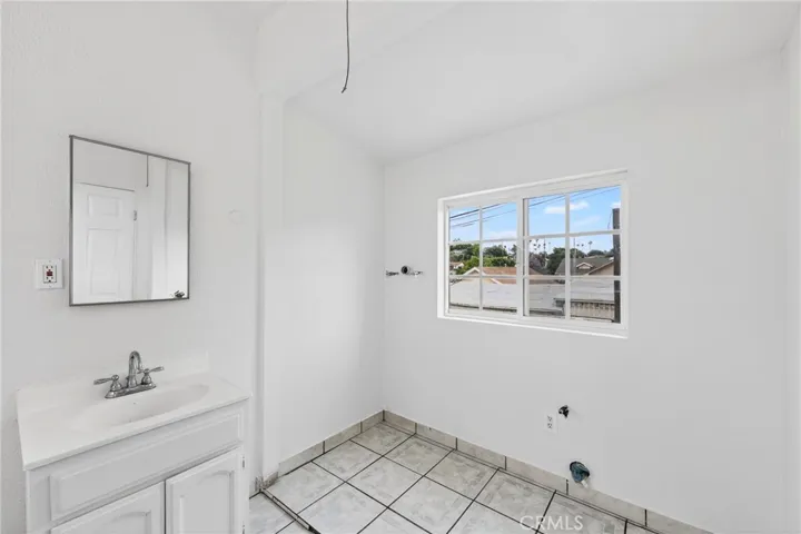 Bathroom to rear unit