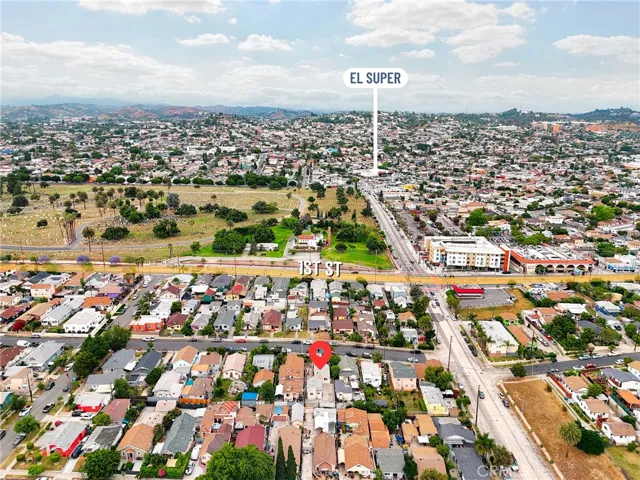 El Super 2 blocks away...walking distance.