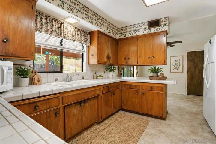 https://zimg.paragon.ice.com/ParagonImages/Property/PA/SDMLS/-521970/5/120/90/7584030f93bb9366e65a8c12b2d73f0a/3/f3129d5ae56675f9b6d389750747d3e8/-521970-4dd8a337-b7d8-4416-9baa-c03a68552cf8.JPG