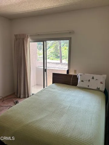 Bedroom w slider