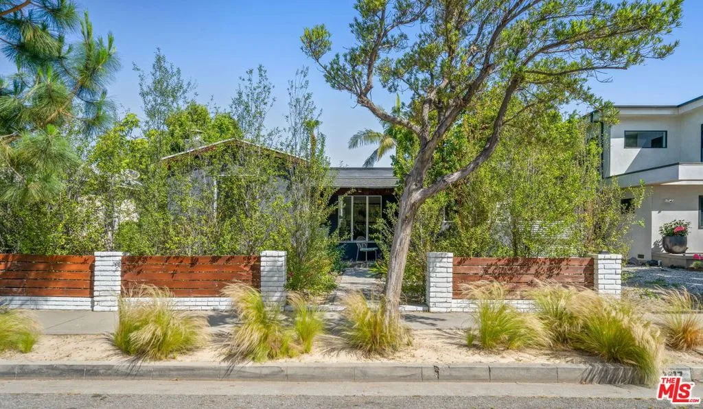 Front property view with a hor