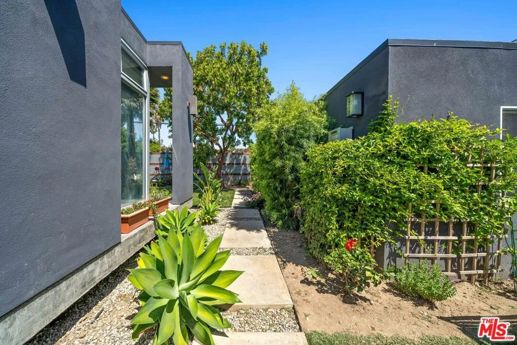 Side walkway with concrete pav