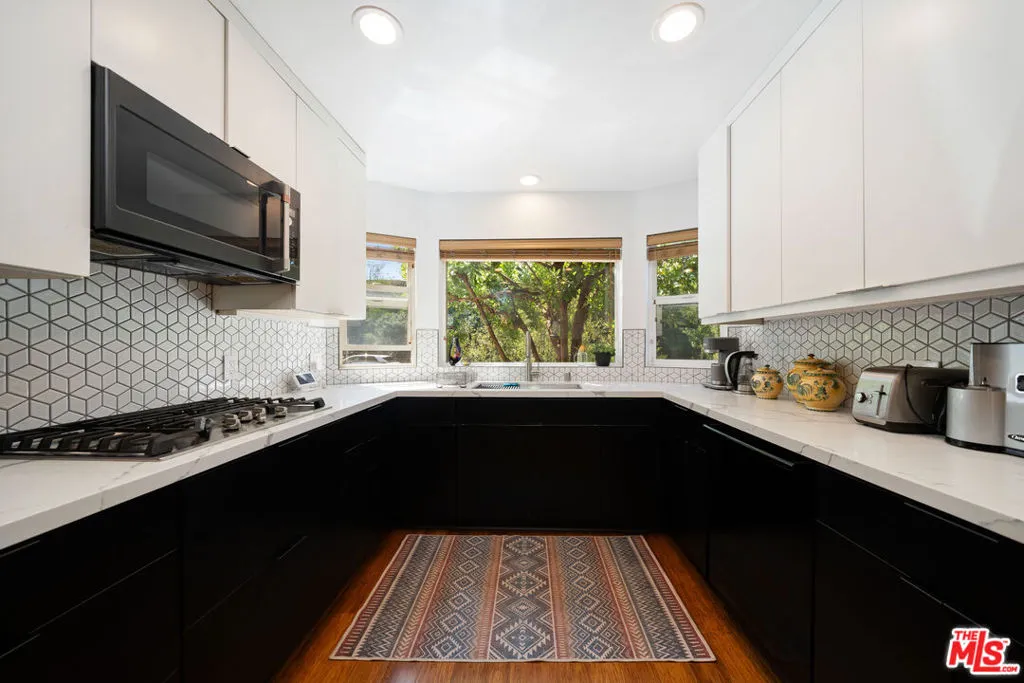U-shaped kitchen with quartz c