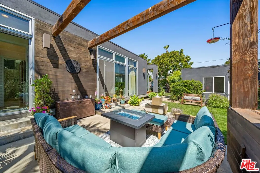 Concrete patio featuring a blu