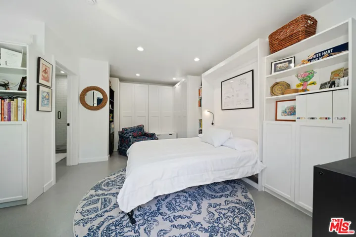 Modern bedroom with​​‌​​​​‌​​‌‌​​‌​​​‌‌​​​‌​​‌‌​​‌‌​​‌‌​​​​ integrated