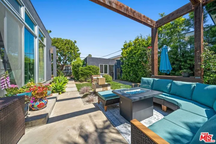 Outdoor seating area with a se