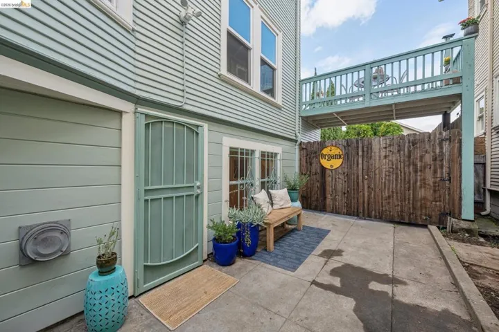 Sunny 1 bedroom garden apartment.