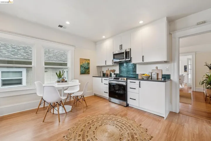 Beautiful eat-in kitchen.