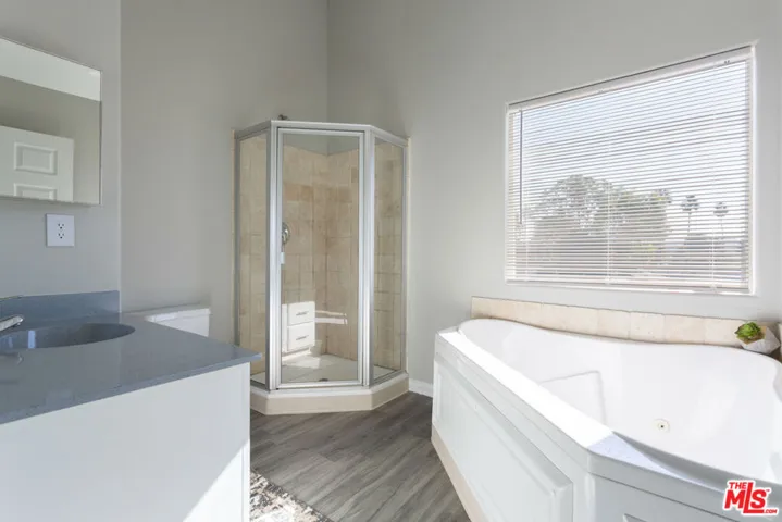 Warner Center THs - Luxury Bat