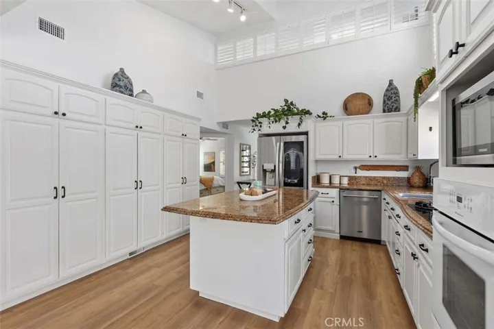 A breakfast bar at the end is ideal for two barstools.