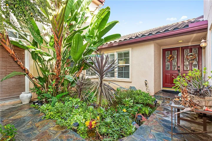 This lease is only for the single story home with the backyard.